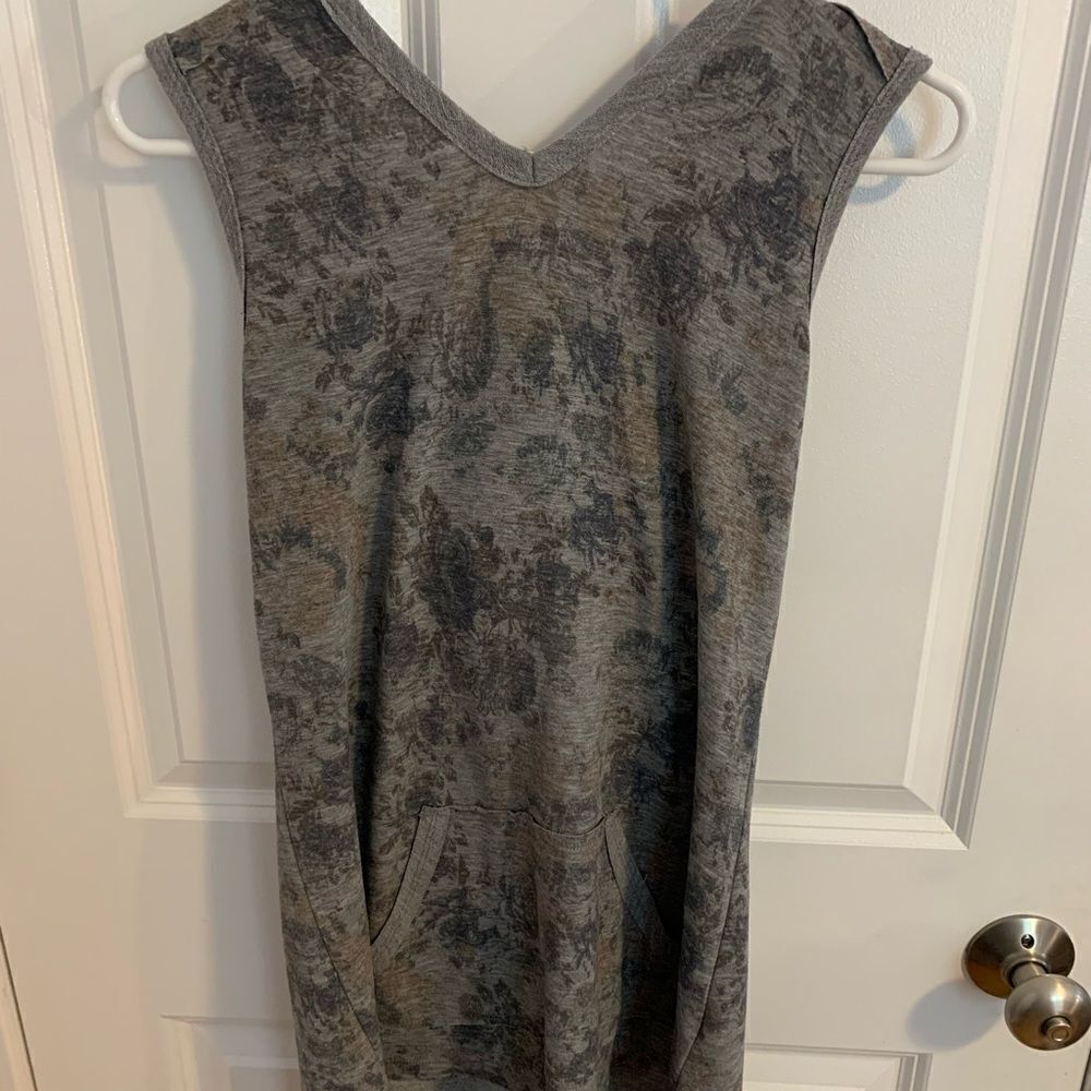 Maurice's small sleeveless floral hoodie shirt